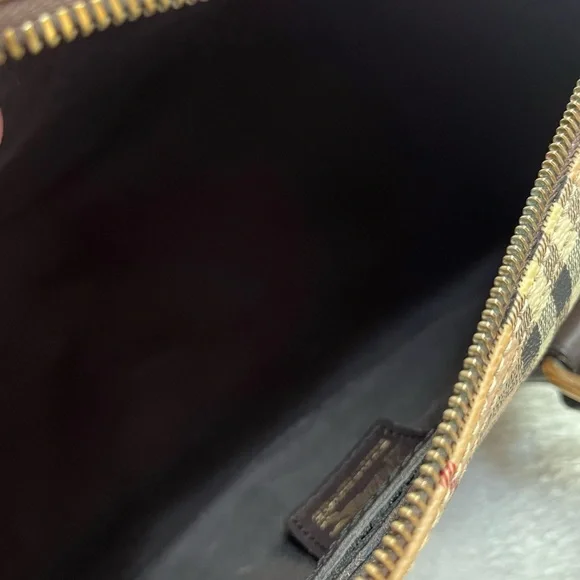 Burberry Boston - Picture 8 of 11